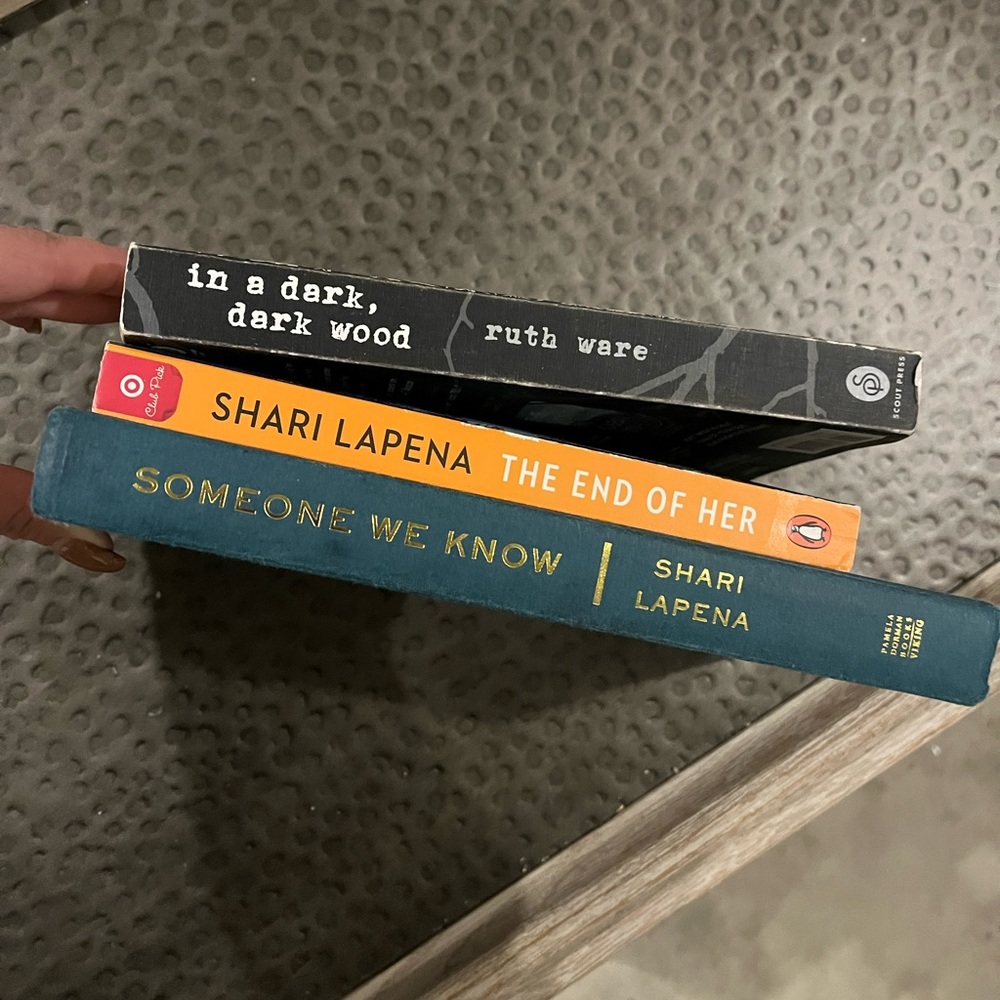 Set of 3 suspense books 📚